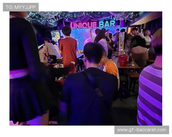 在酒吧喝酒被男朋友抓包后我们竟然玩起了这款意想不到的游戏